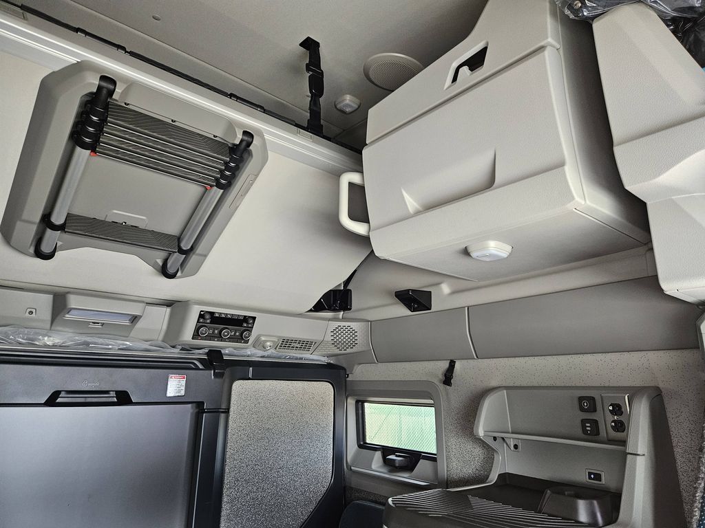 Slide images of 2027 VOLVO VNL64T860