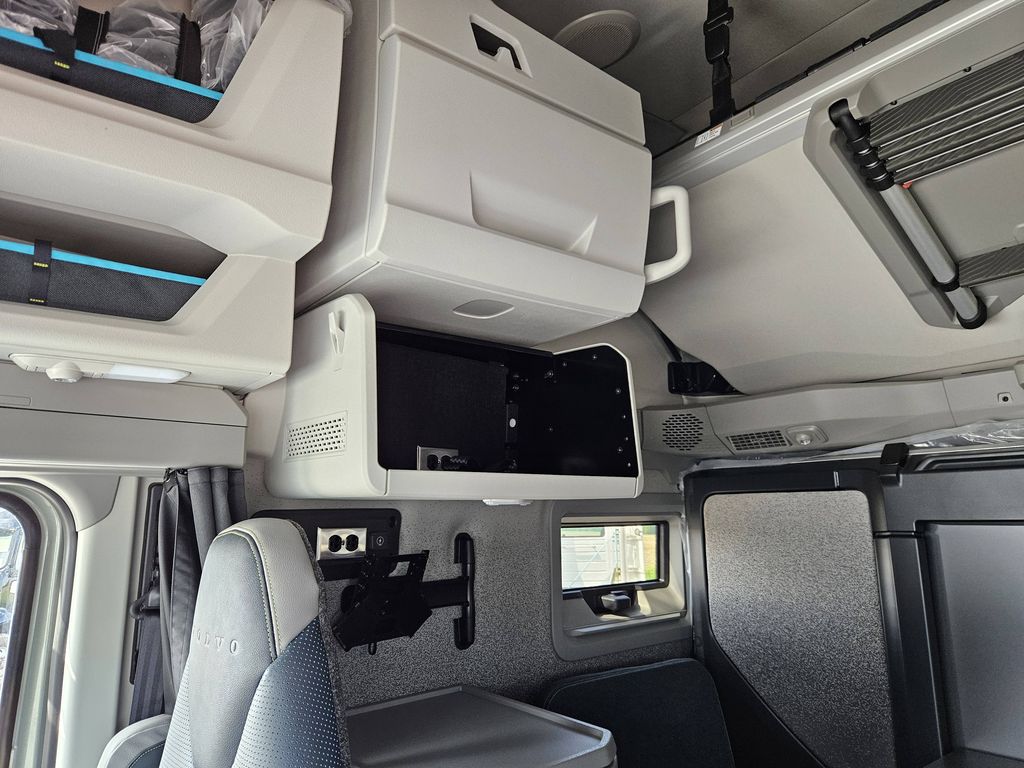 Slide images of 2027 VOLVO VNL64T860
