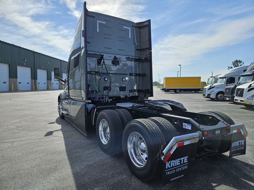 Slide images of 2027 VOLVO VNL64T860