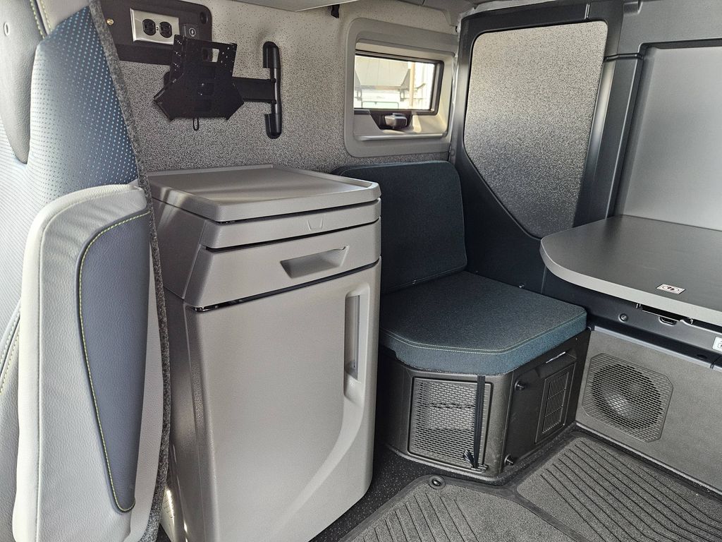 Slide images of 2027 VOLVO VNL64T860