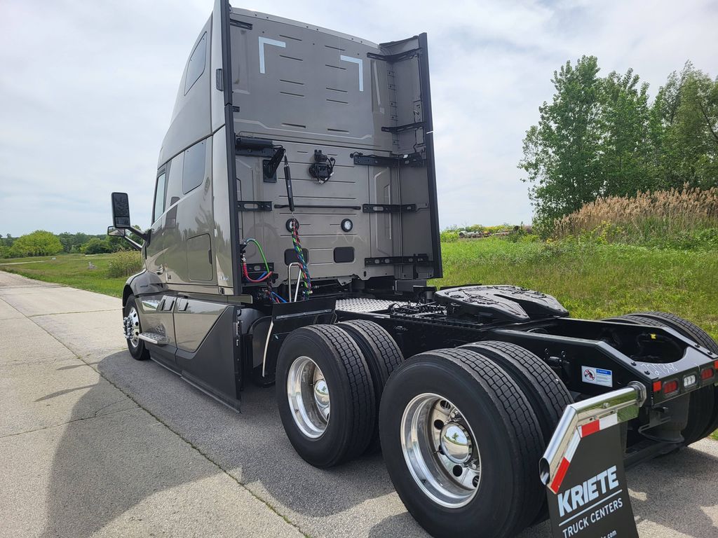 Slide images of 2027 VOLVO VNL64T860