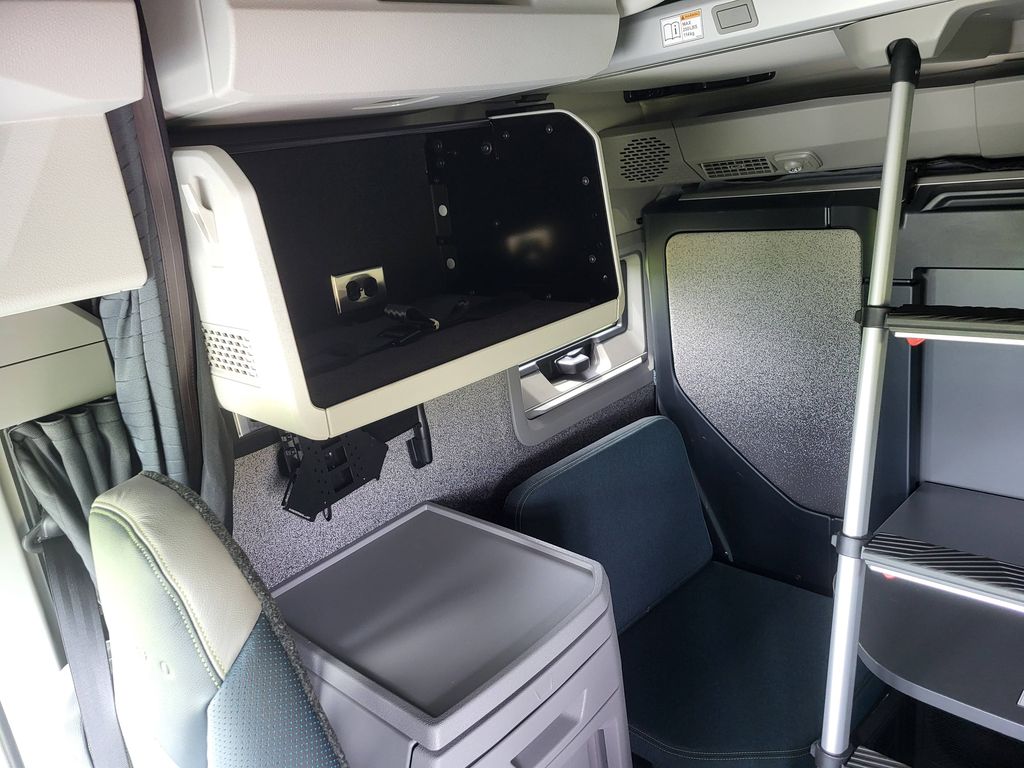 Slide images of 2027 VOLVO VNL64T860