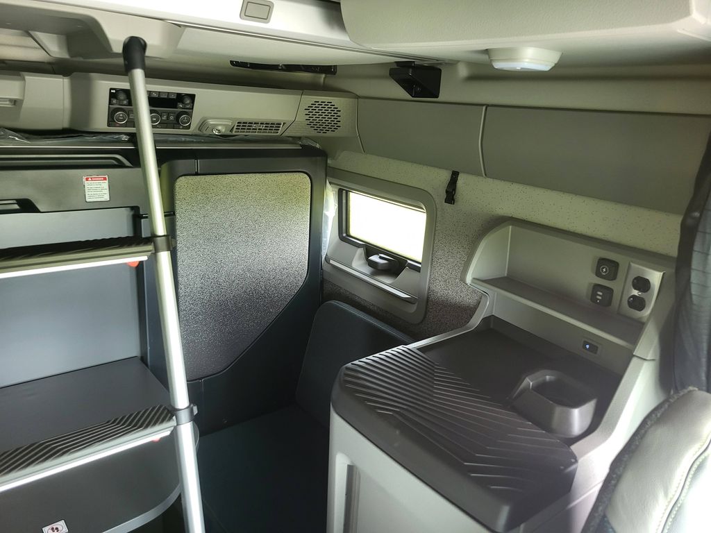 Slide images of 2027 VOLVO VNL64T860