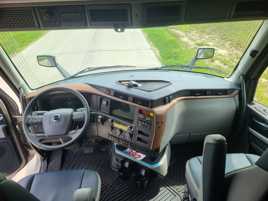 Slide images of 2027 VOLVO VNL64T860