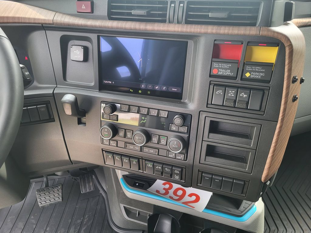 Slide images of 2027 VOLVO VNL64T860