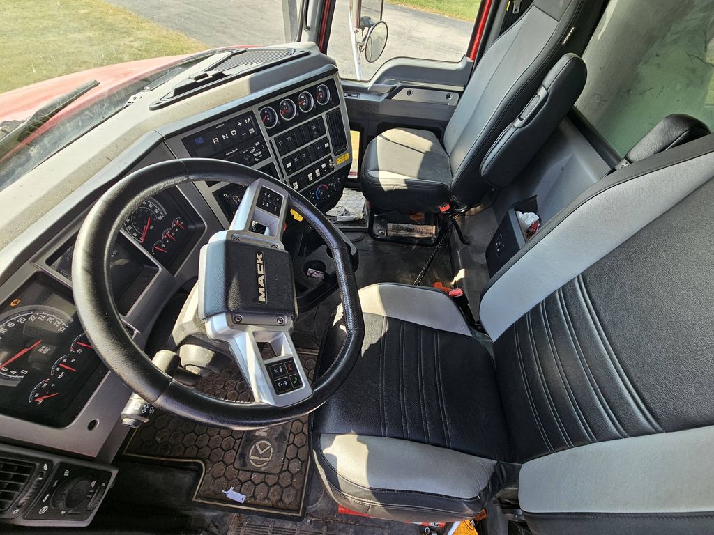 Slide images of 2021 MACK GR104B