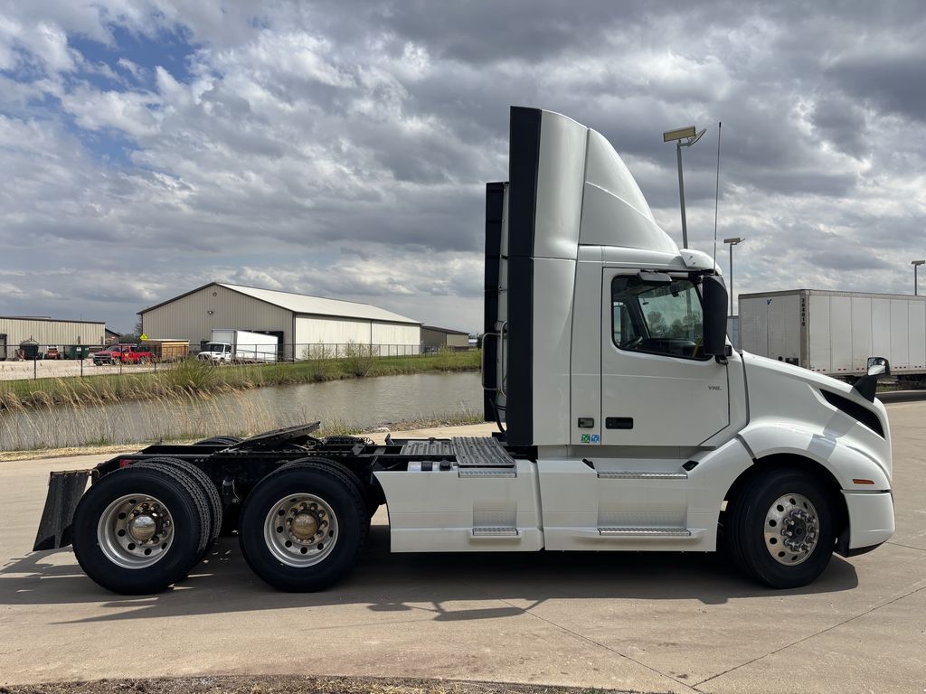 Slide images of 2023 VOLVO VNL64T300