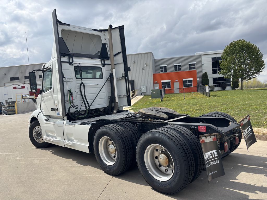 Slide images of 2023 VOLVO VNL64T300
