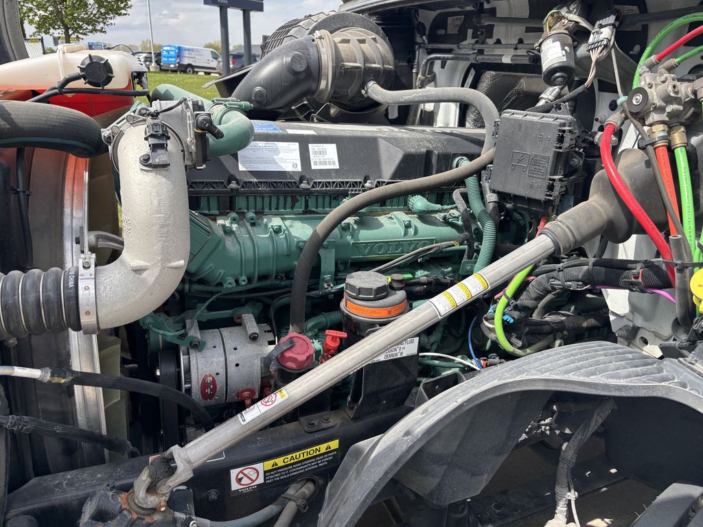Slide images of 2023 VOLVO VNL64T300