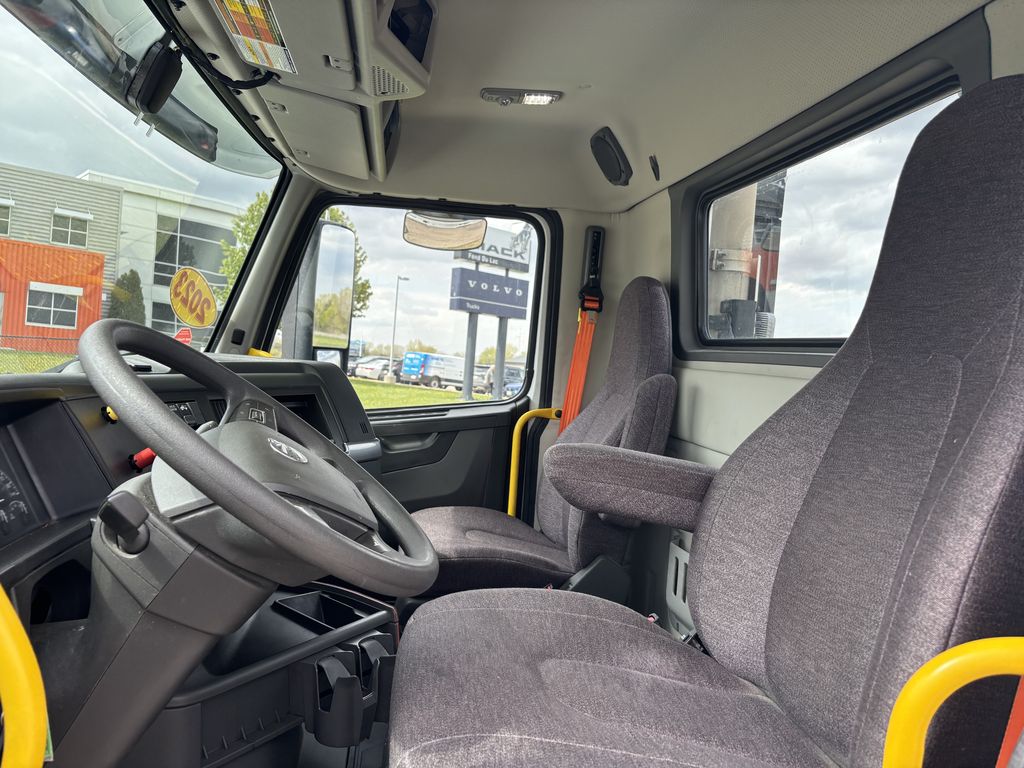 Slide images of 2023 VOLVO VNL64T300