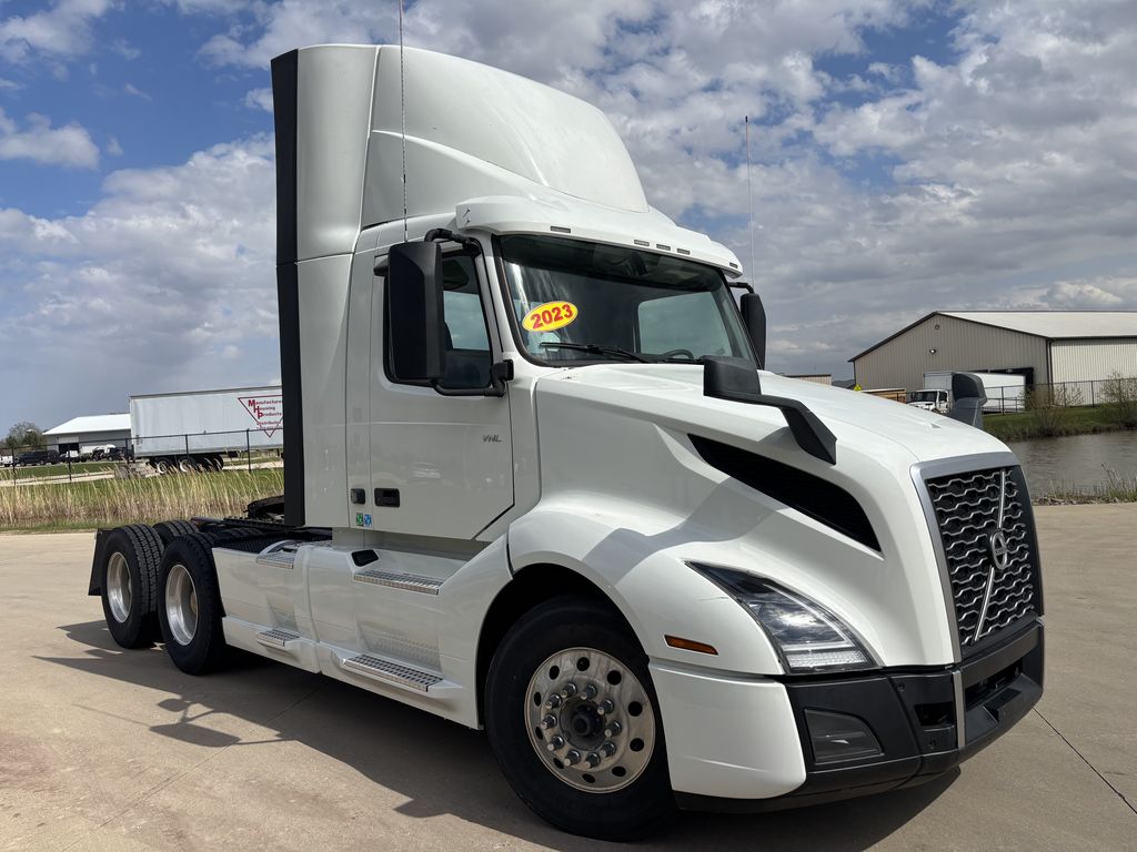 Slide images of 2023 VOLVO VNL64T300