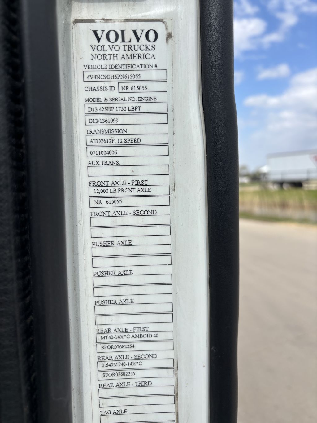 Slide images of 2023 VOLVO VNL64T300