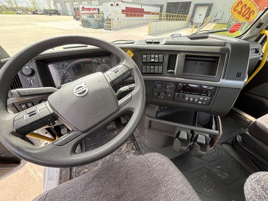 Slide images of 2023 VOLVO VNL64T300