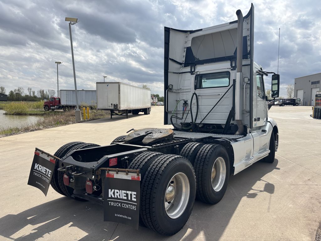 Slide images of 2023 VOLVO VNL64T300