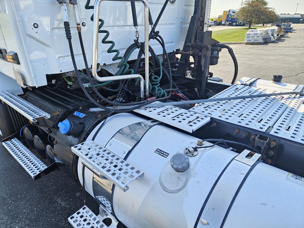 Slide images of 2020 VOLVO VNR64T-300