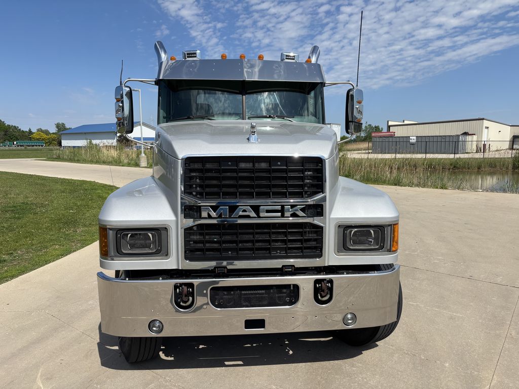 Slide images of 2021 MACK PINNACLE