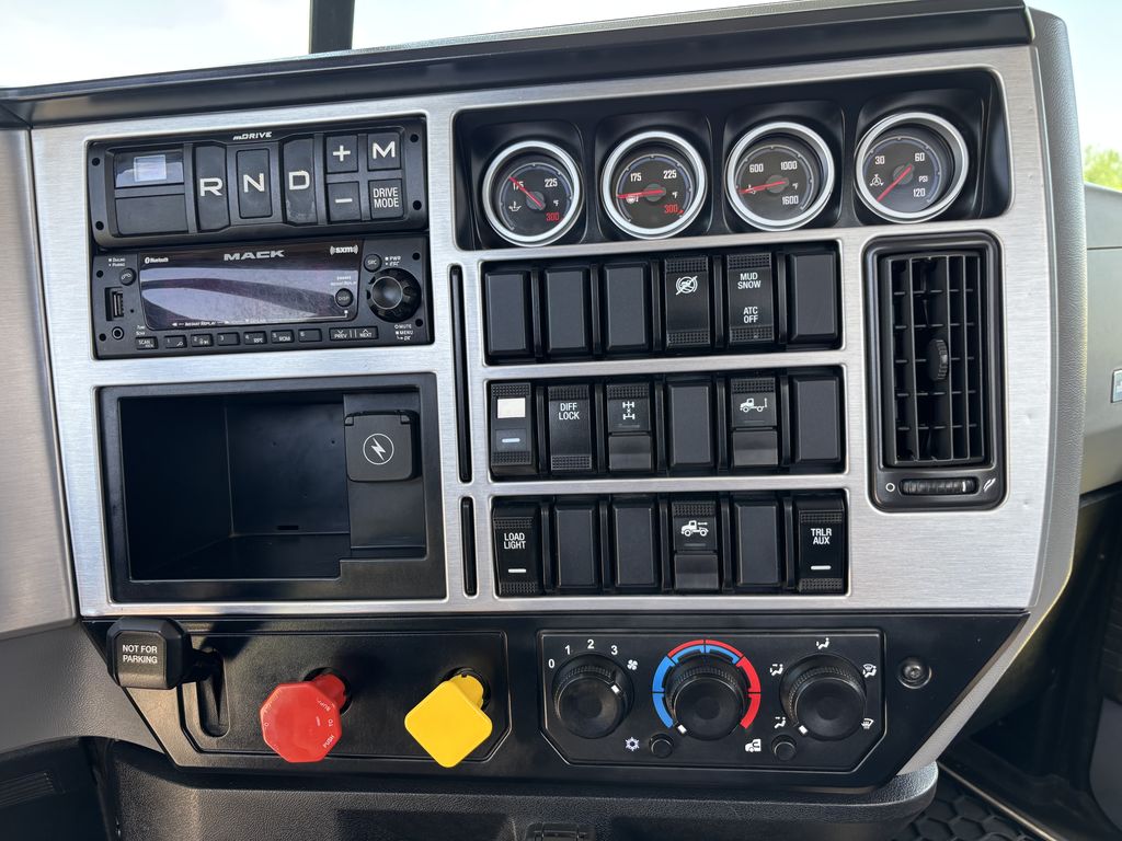 Slide images of 2021 MACK PINNACLE