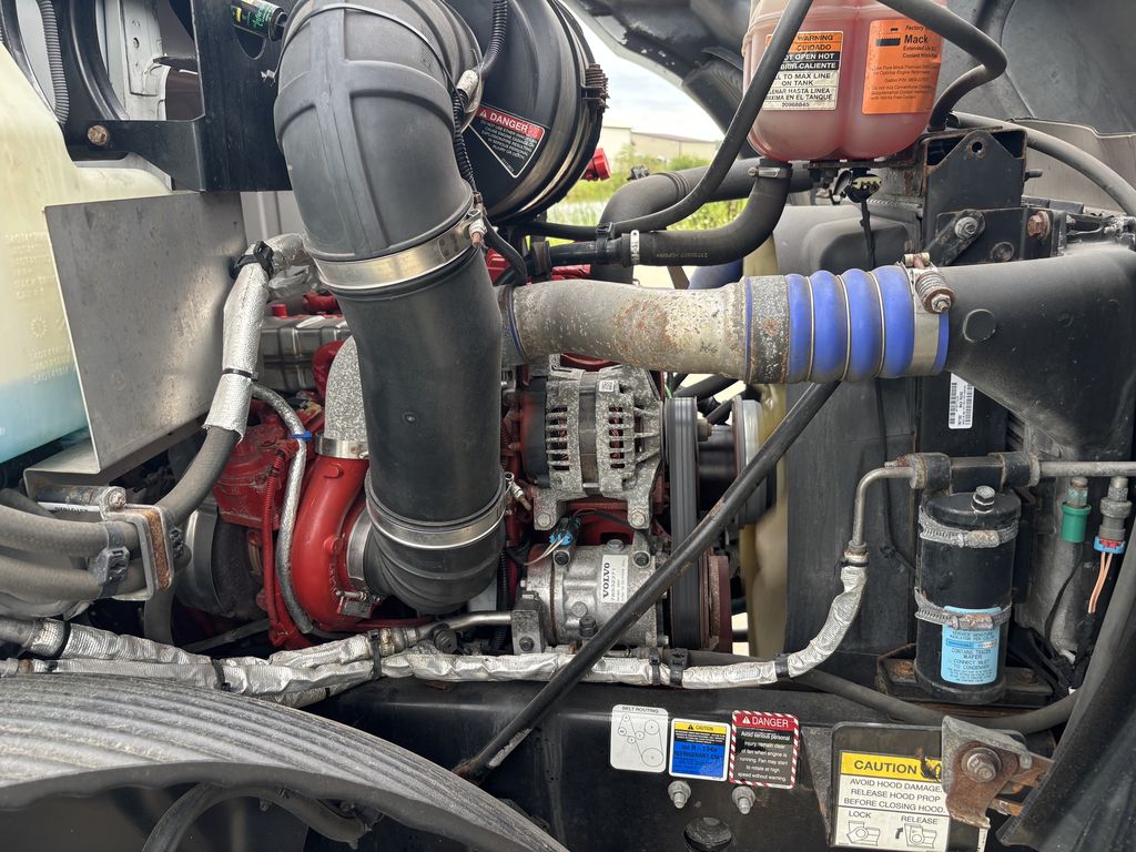 Slide images of 2022 MACK MD642