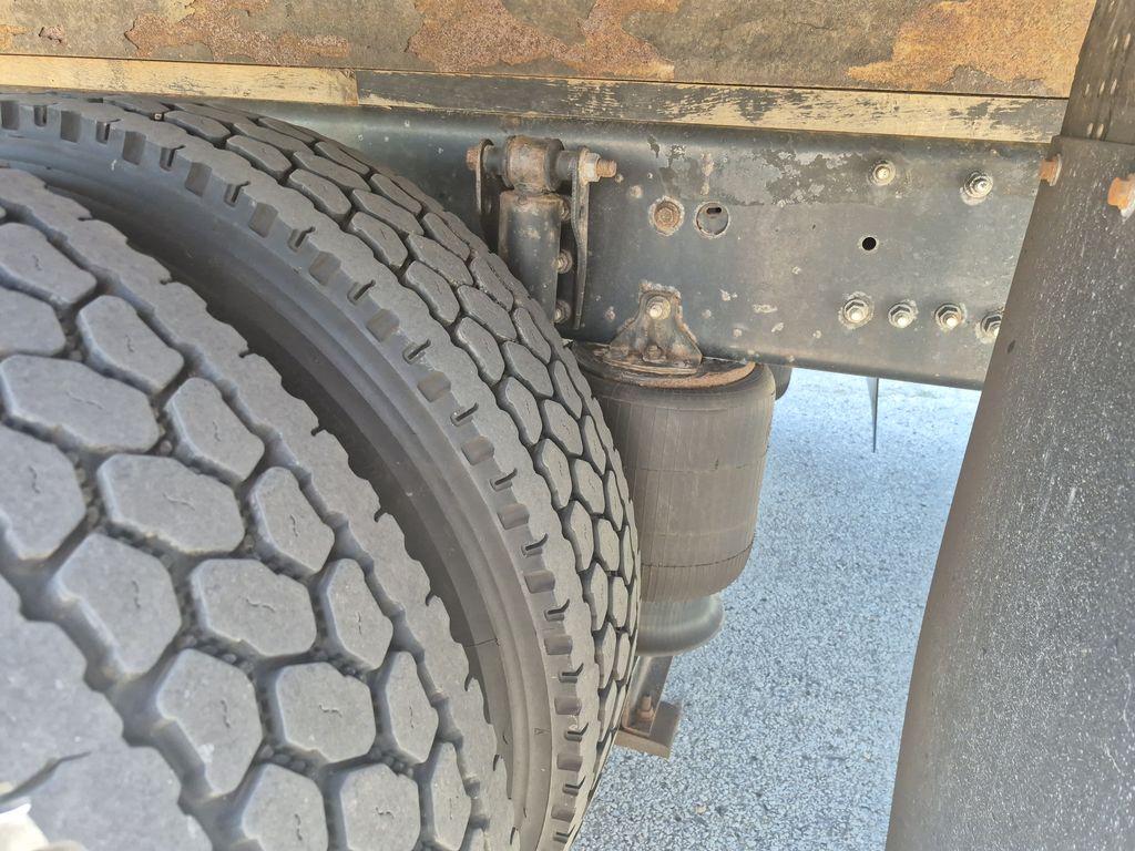 Slide images of 2022 MACK MD642