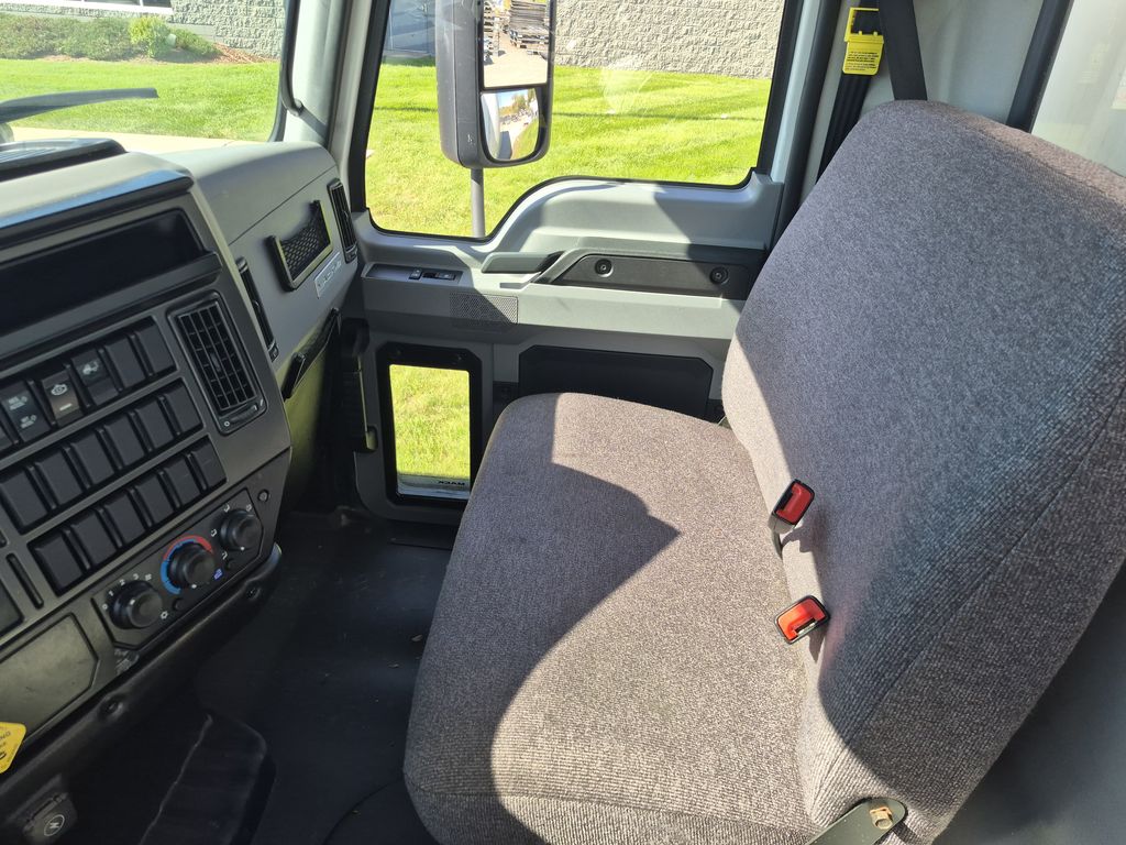 Slide images of 2022 MACK MD642