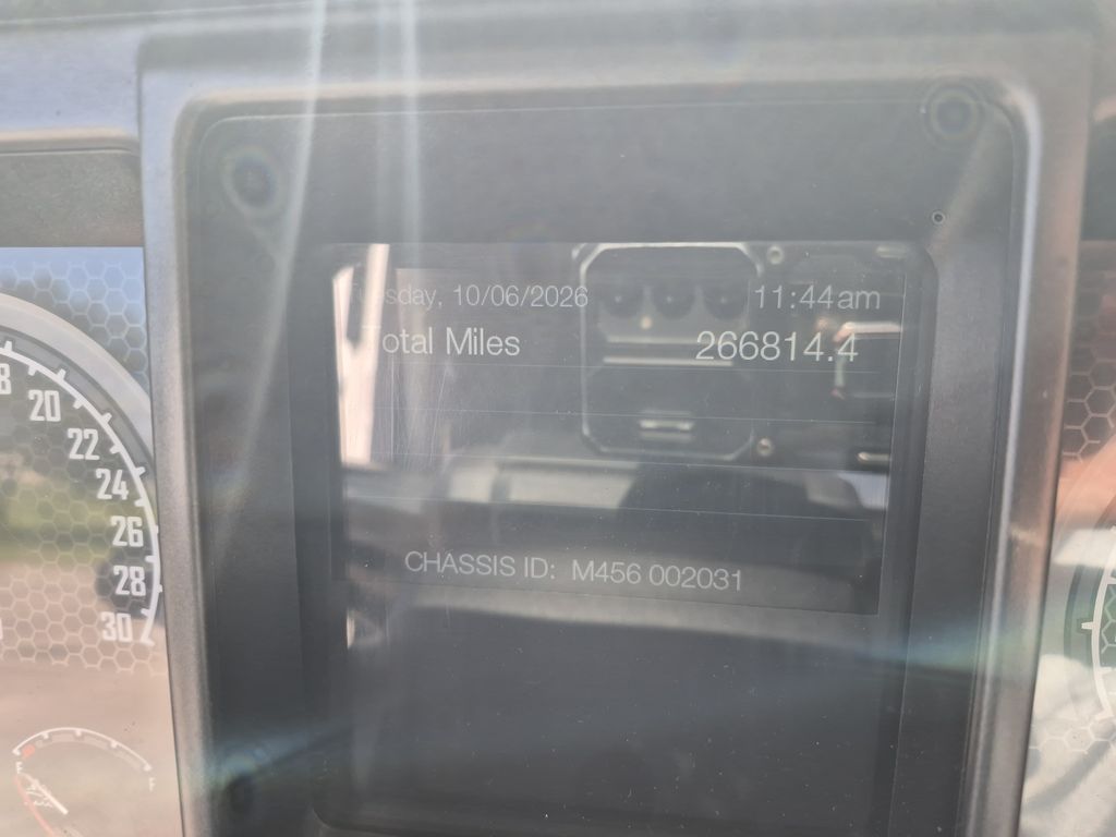 Slide images of 2022 MACK MD642