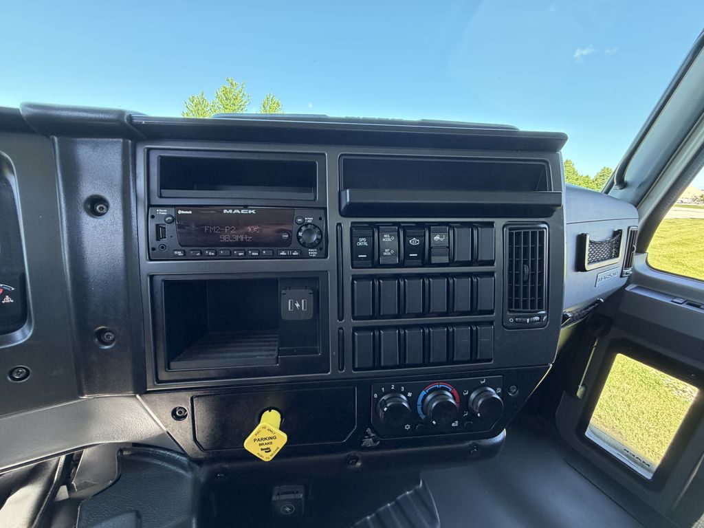 Slide images of 2022 MACK MD642