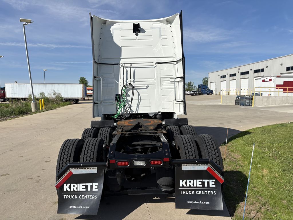 Slide images of 2022 VOLVO VNL64T860