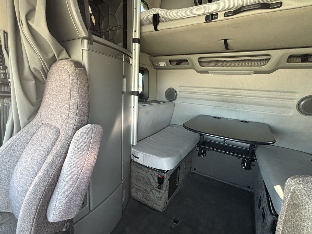 Slide images of 2022 VOLVO VNL64T860