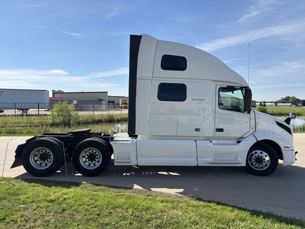Slide images of 2022 VOLVO VNL64T860