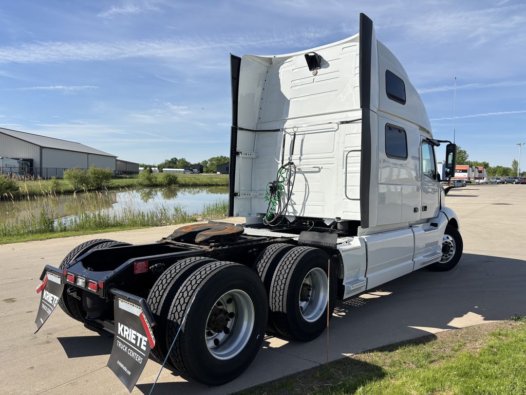 Slide images of 2022 VOLVO VNL64T860