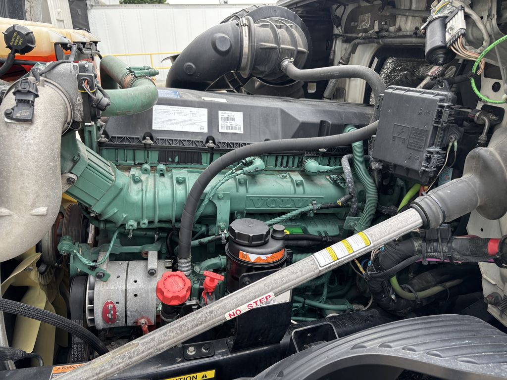 Slide images of 2022 VOLVO VNL64T860
