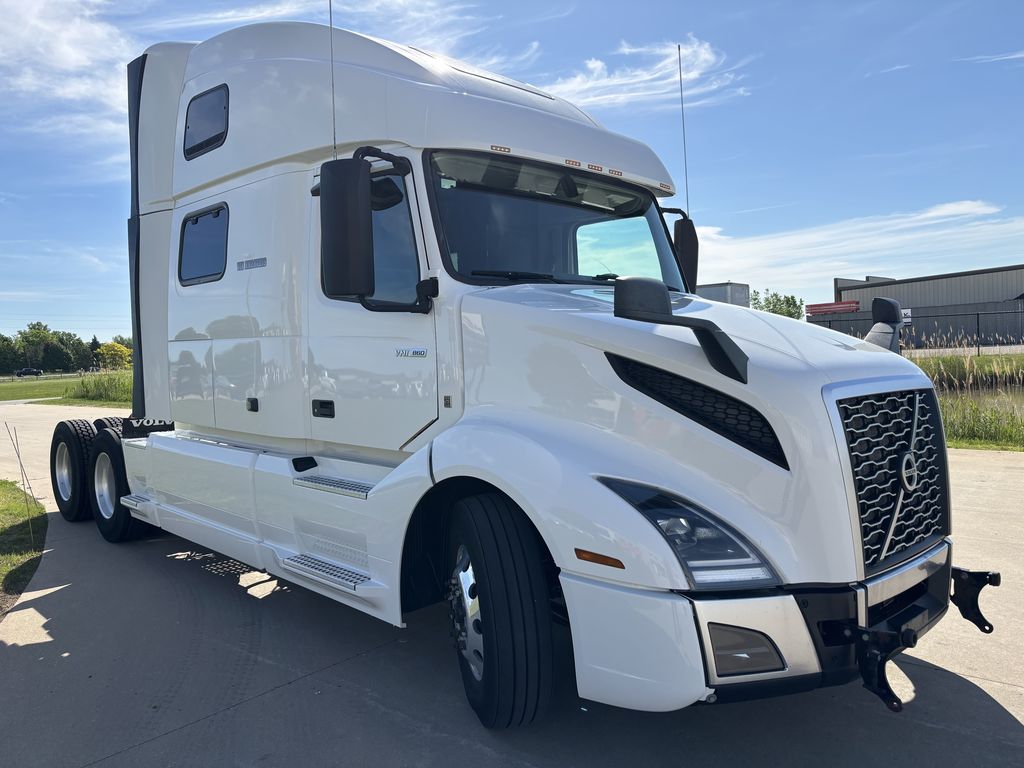 Slide images of 2022 VOLVO VNL64T860