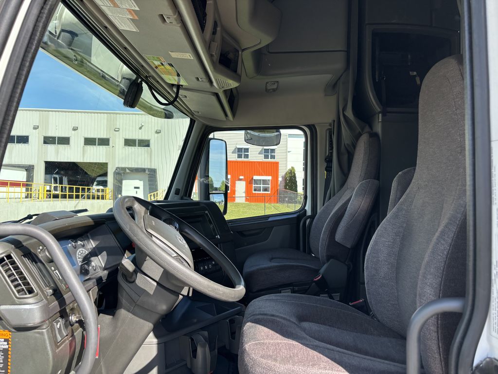 Slide images of 2022 VOLVO VNL64T860