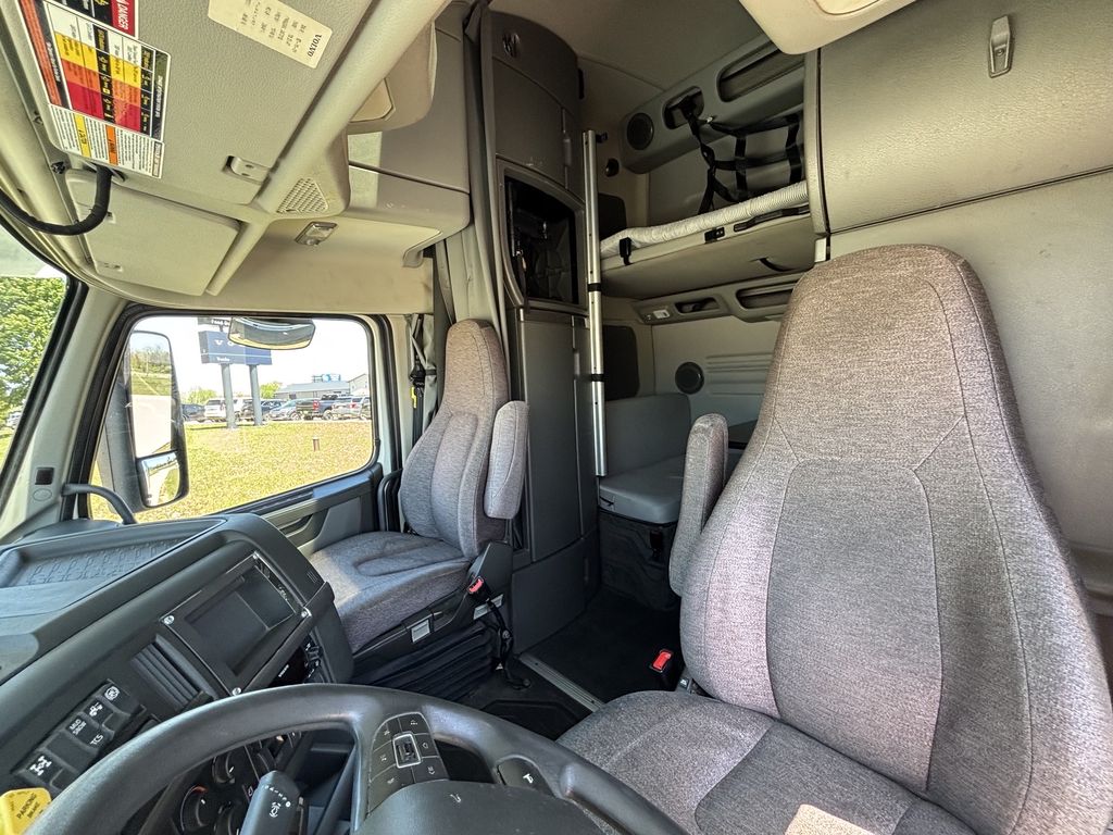 Slide images of 2022 VOLVO VNL64T860