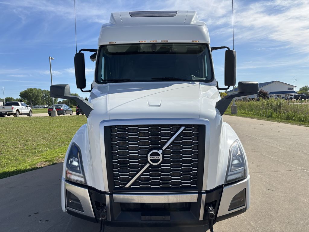 Slide images of 2022 VOLVO VNL64T860
