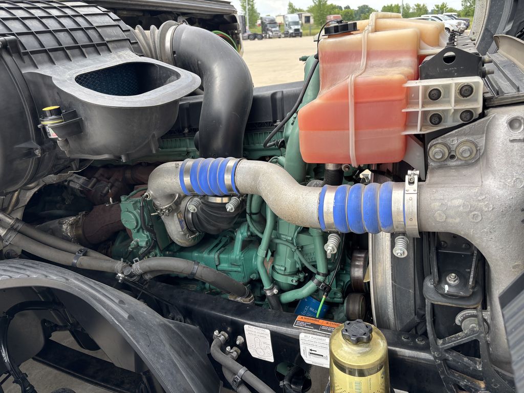 Slide images of 2022 VOLVO VNL64T860