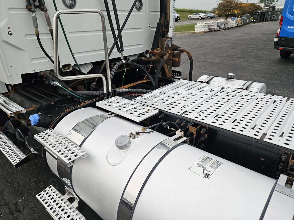Slide images of 2020 VOLVO VNR64T-300