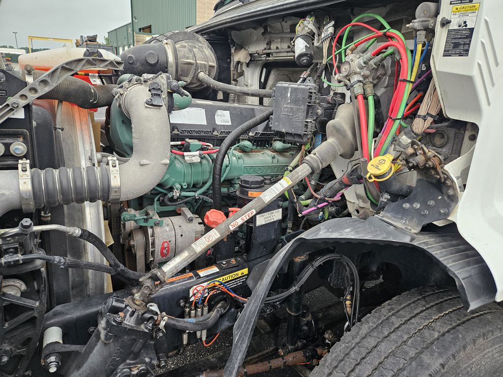 Slide images of 2020 VOLVO VNR64T-300