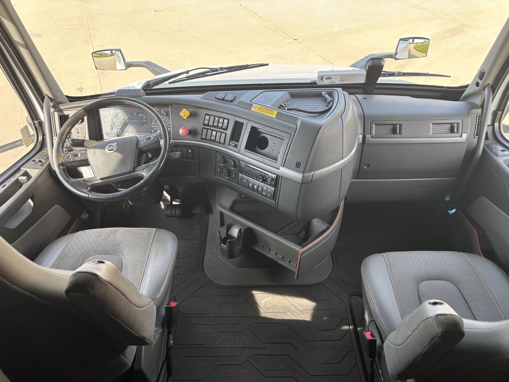 Slide images of 2019 VOLVO VNL64T-760