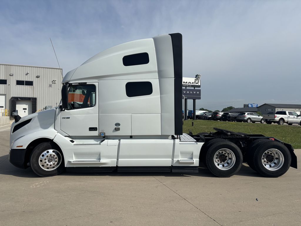 Slide images of 2019 VOLVO VNL64T-760