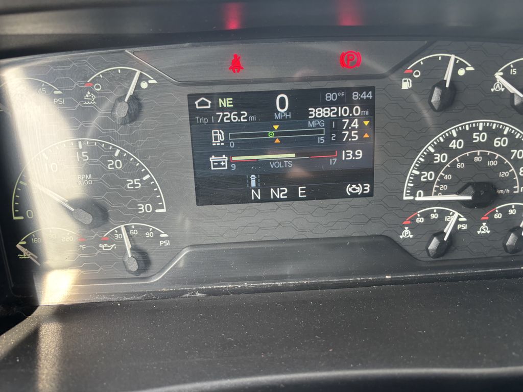 Slide images of 2019 VOLVO VNL64T-760