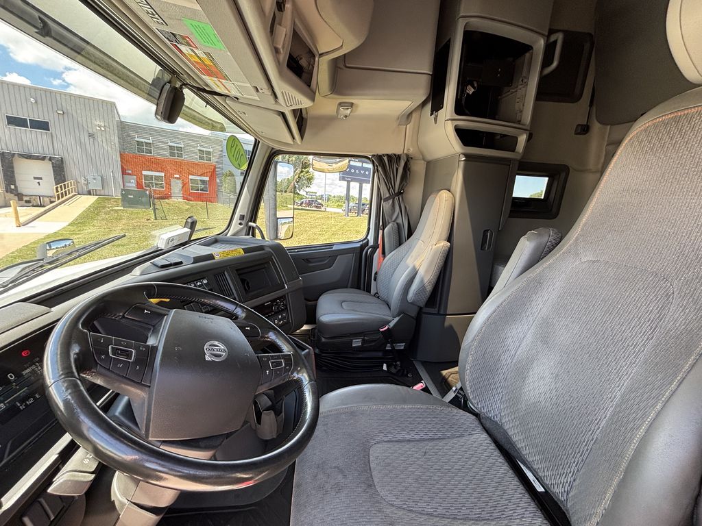 Slide images of 2019 VOLVO VNL64T-760