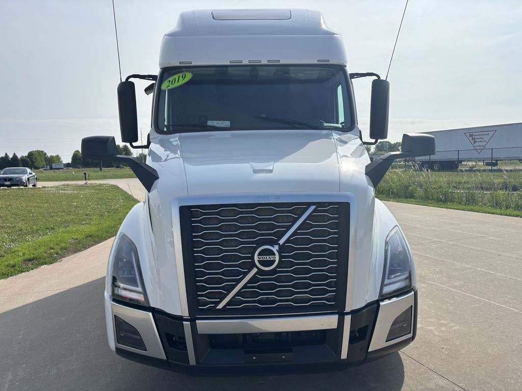 Slide images of 2019 VOLVO VNL64T-760