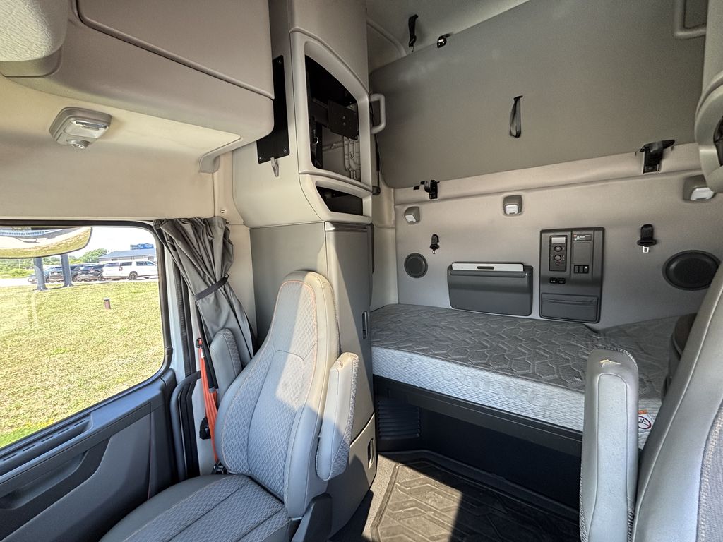 Slide images of 2019 VOLVO VNL64T-760
