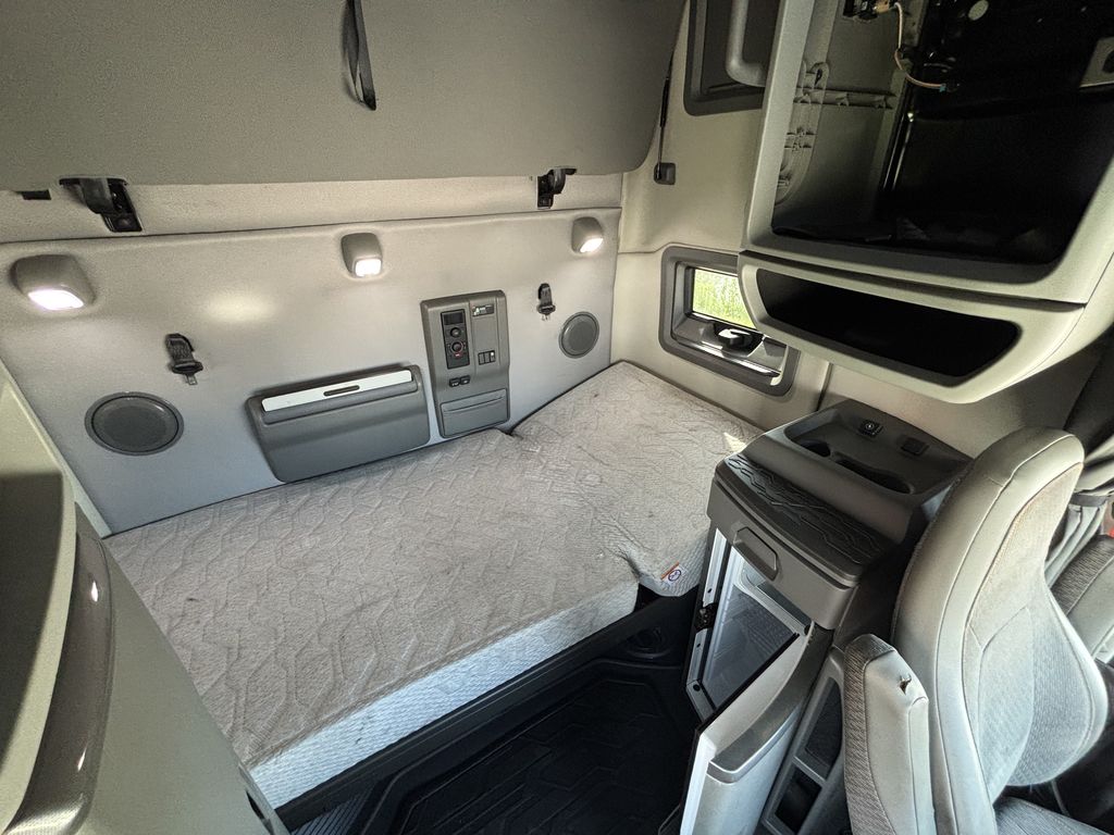 Slide images of 2019 VOLVO VNL64T-760