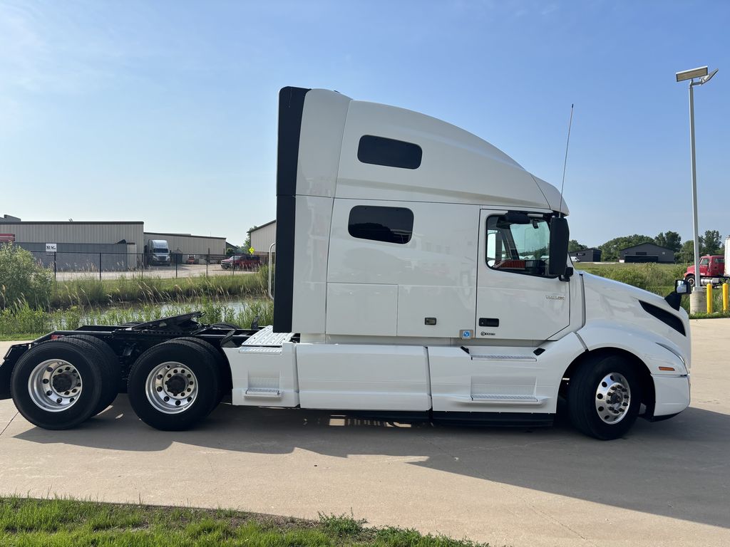 Slide images of 2019 VOLVO VNL64T-760