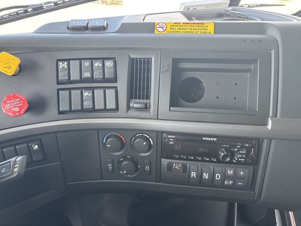 Slide images of 2019 VOLVO VNL64T-760