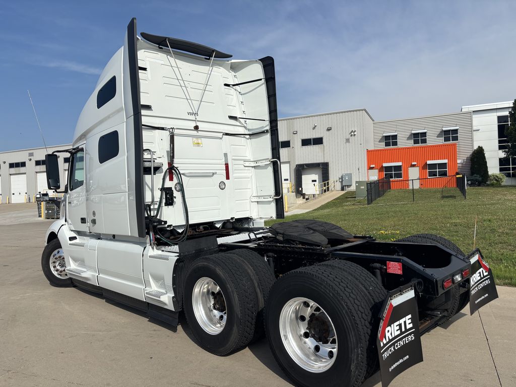 Slide images of 2019 VOLVO VNL64T-760