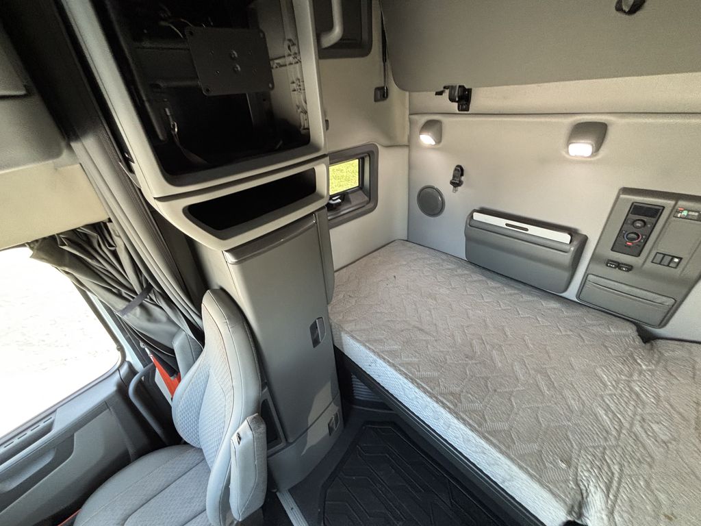 Slide images of 2019 VOLVO VNL64T-760