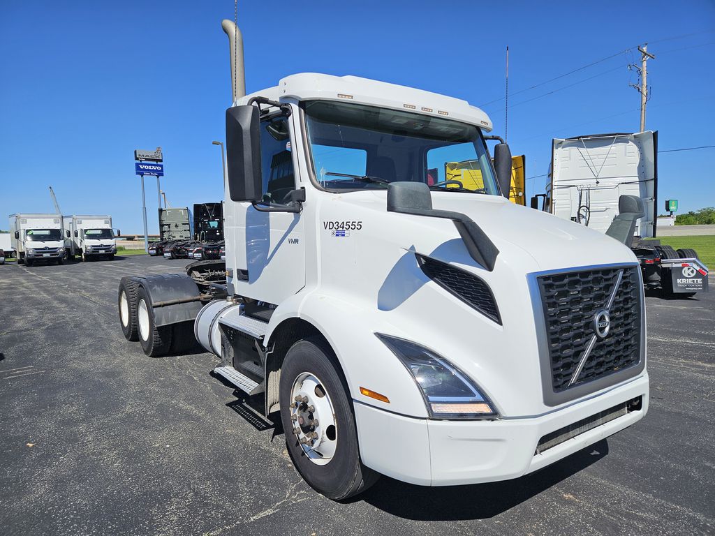 Slide images of 2023 VOLVO VNR64T300 